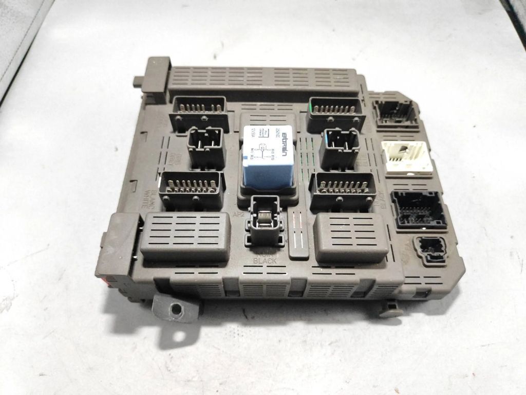 Peugeot 607 2.2i 2002 Fuse SAM Unit module 9648723680