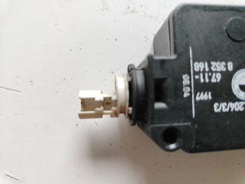 BMW 5 E39 2001 Petrol Rear Fuel tank cap lock motor 8352168