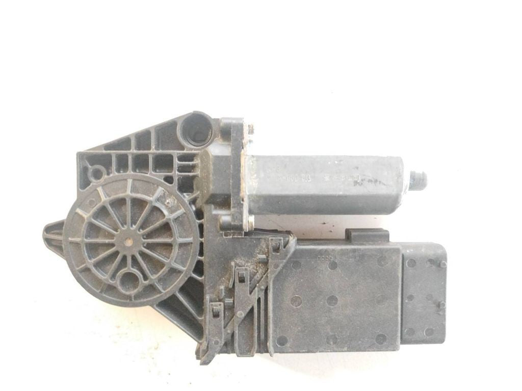 Volkswagen PASSAT B5 1998 front right window regulator motor 0130821694
