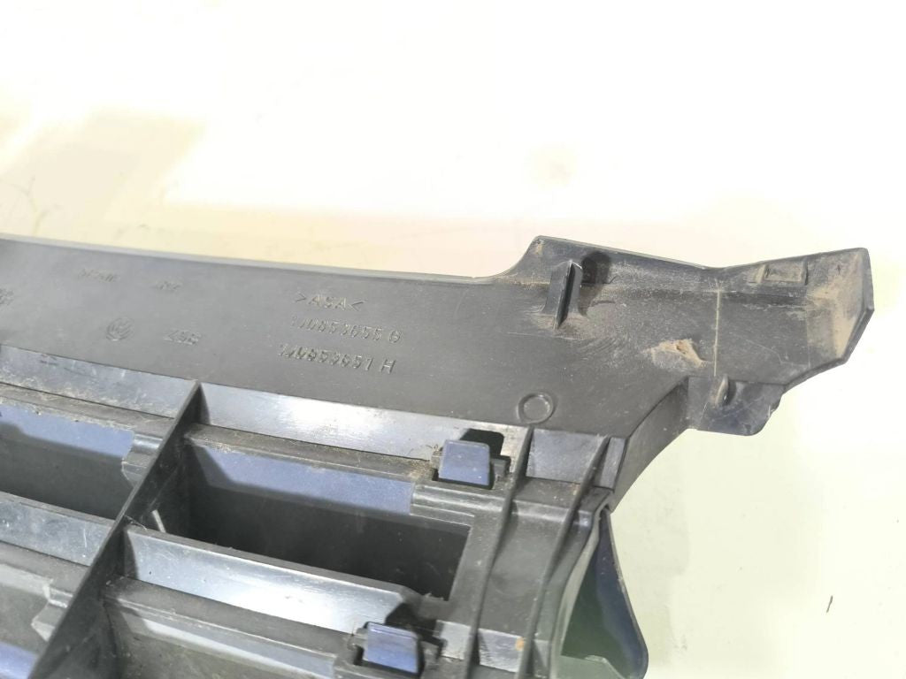 Volkswagen Golf IV 1999 Front grill 1J0853655G