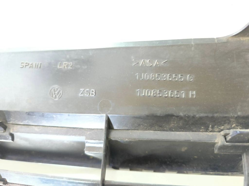 Volkswagen Golf IV 1999 Front grill 1J0853655G