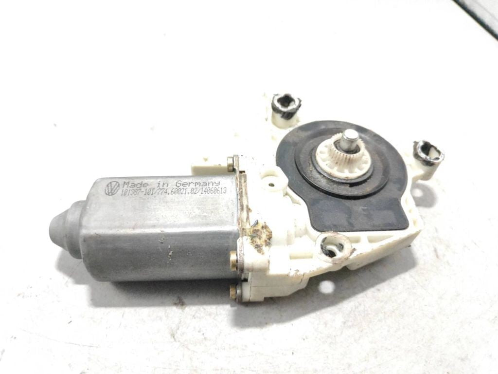 Volkswagen Golf 2001 front window regulator motor 1J2959801D