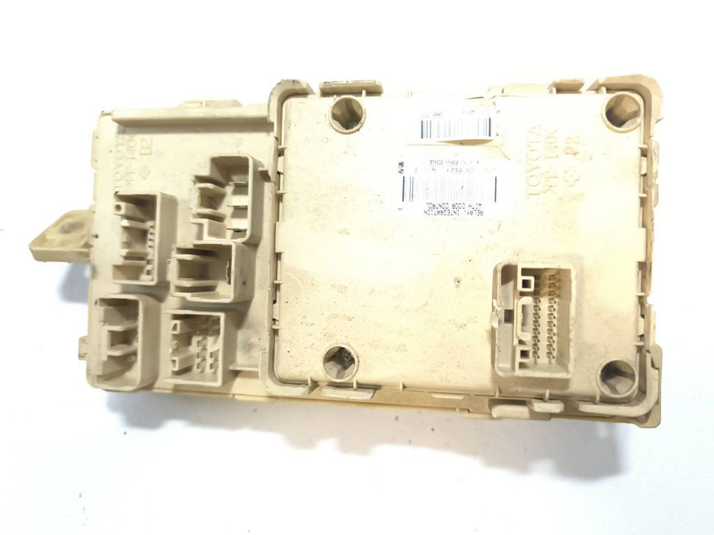 Toyota Avensis T250 2.2D-CAT 2006 Fuse module 8264105020A