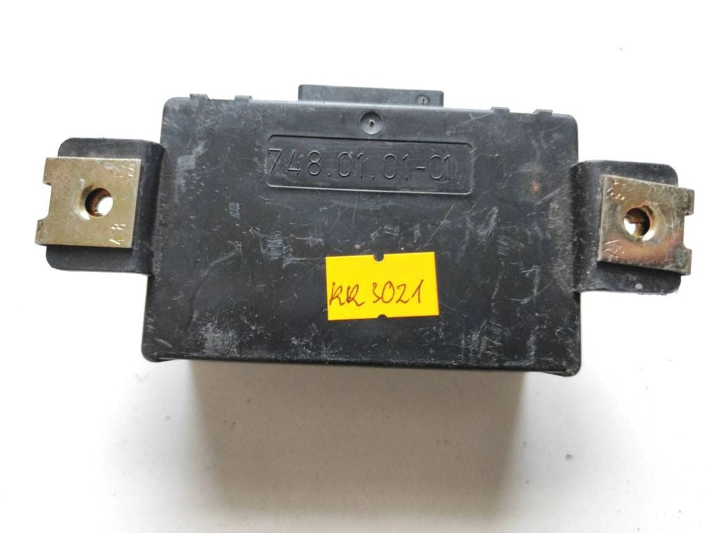 Audi A8 S8 D2 4D 1999 Alarm control unit module 8L0951173