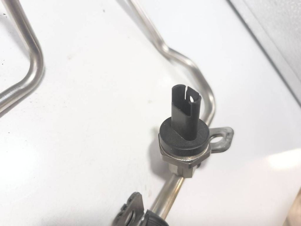 BMW M4 F82 F83 2017 S55 Fuel line pipe hose 0261230349