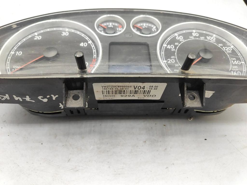 Volkswagen PASSAT B5.5 2001 LHD speedometer instrument cluster 3B0920929A