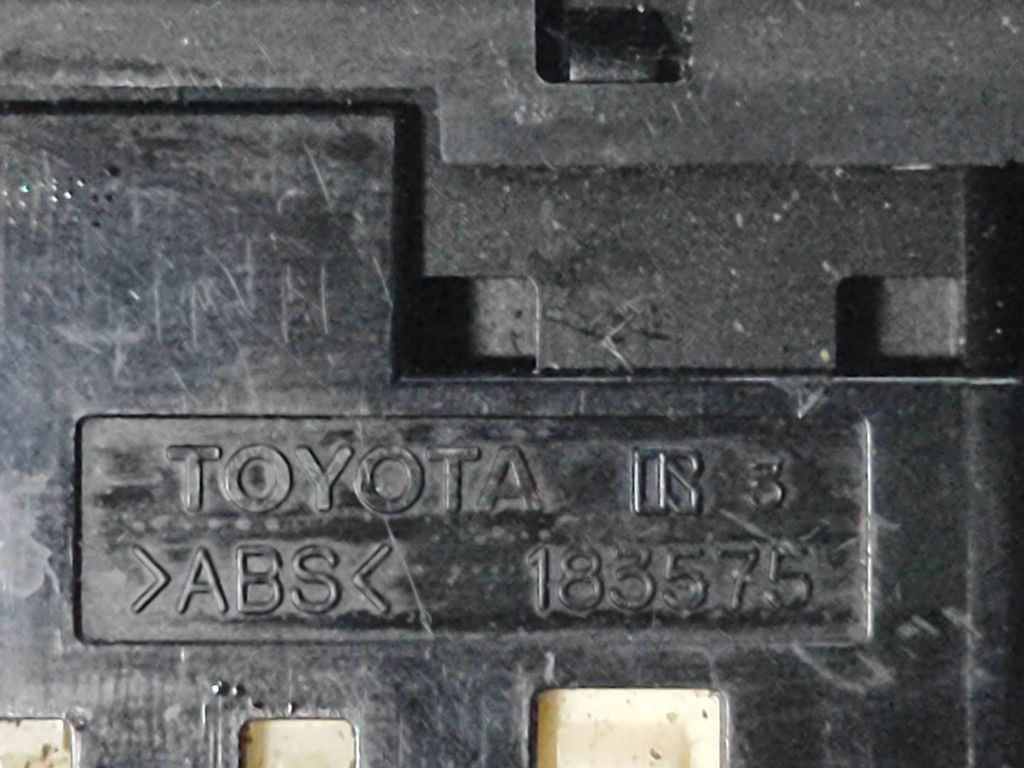 Toyota Avensis T250 2008 Wing mirror switch button 183575