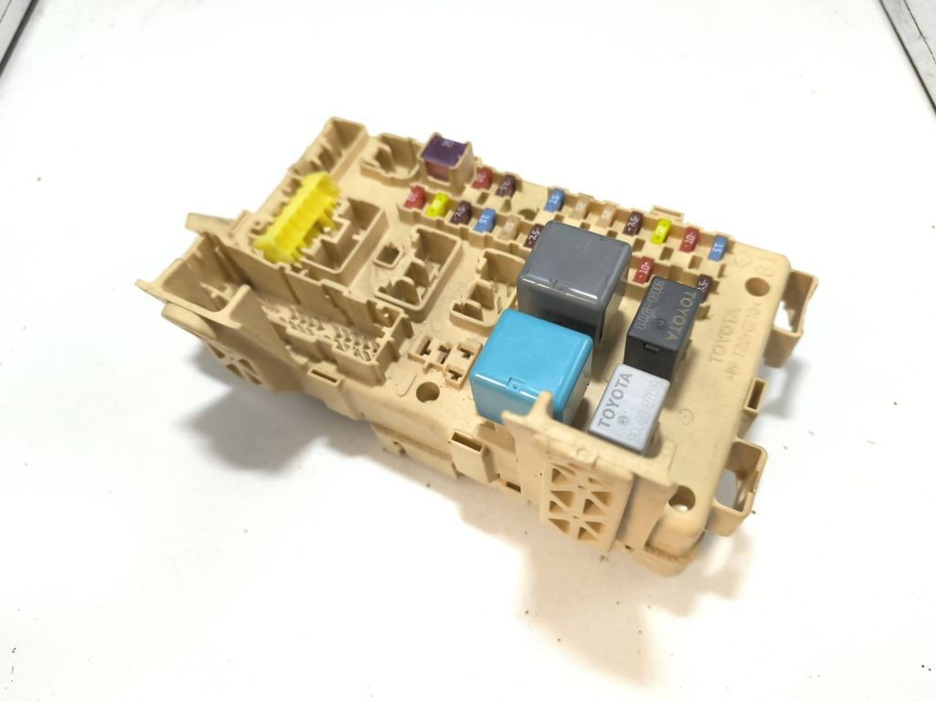 Toyota Avensis T250 2.2D-CAT 2006 Fuse module 8264105020A