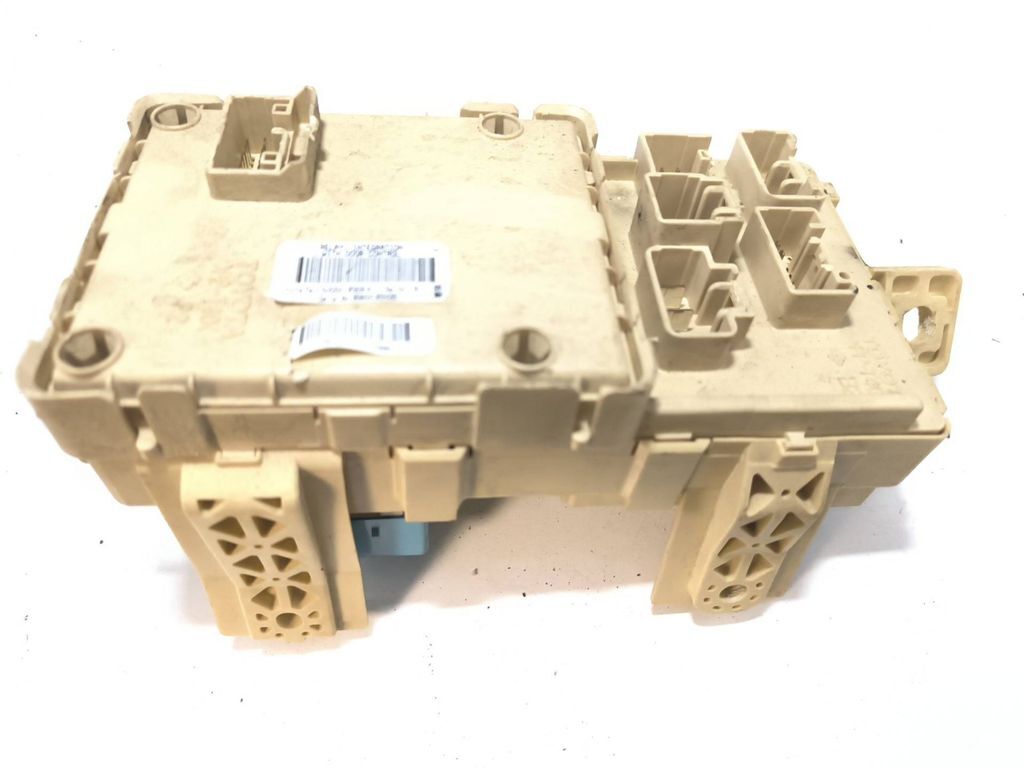 Toyota Avensis T250 2.2D-CAT 2006 Fuse module 8264105020A