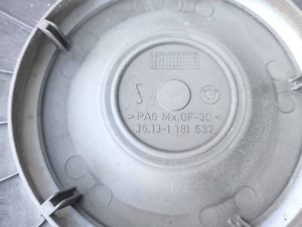 BMW 5 E34 1992 R15 wheel hub cap trim 36131181532
