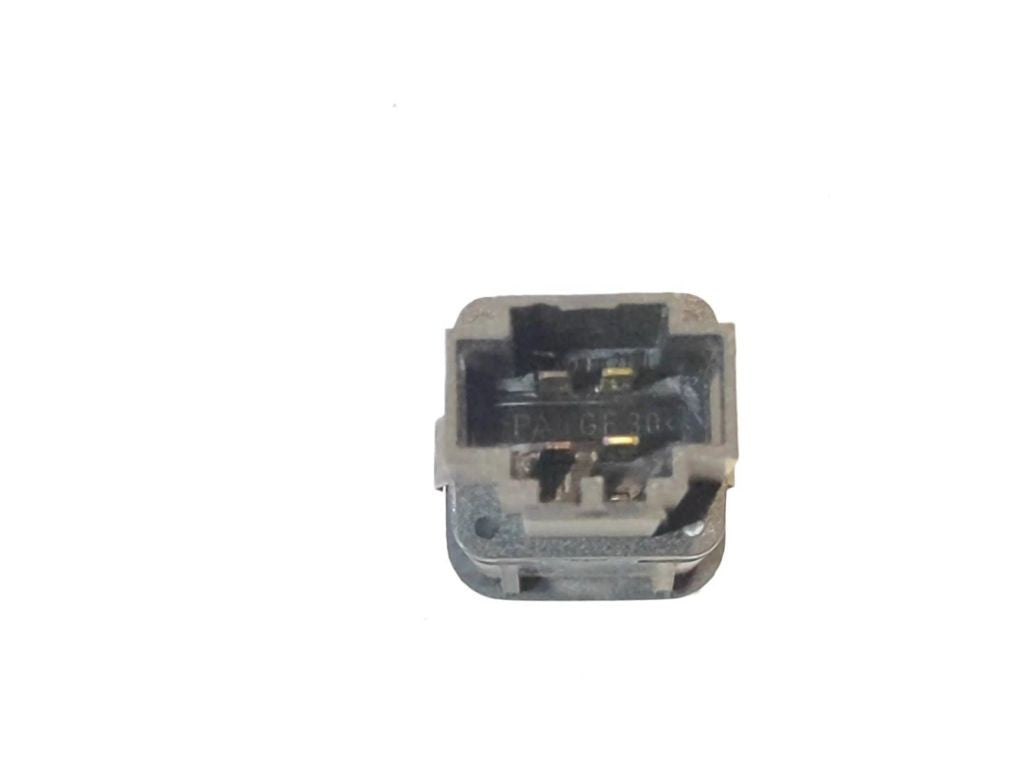 Volkswagen PASSAT B5 1998 Diesel Fuel tank opening switch 3B0959833