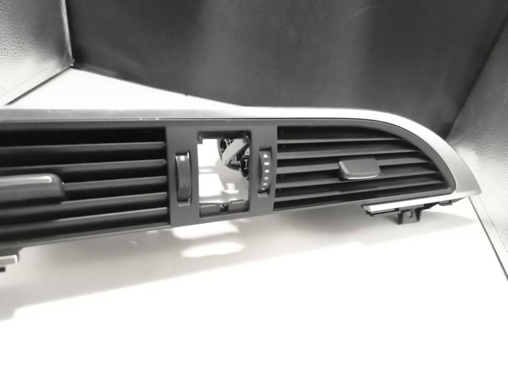 Audi A6 S6 C7 4G 2013 RHD dash center air vent grill 4G2820951