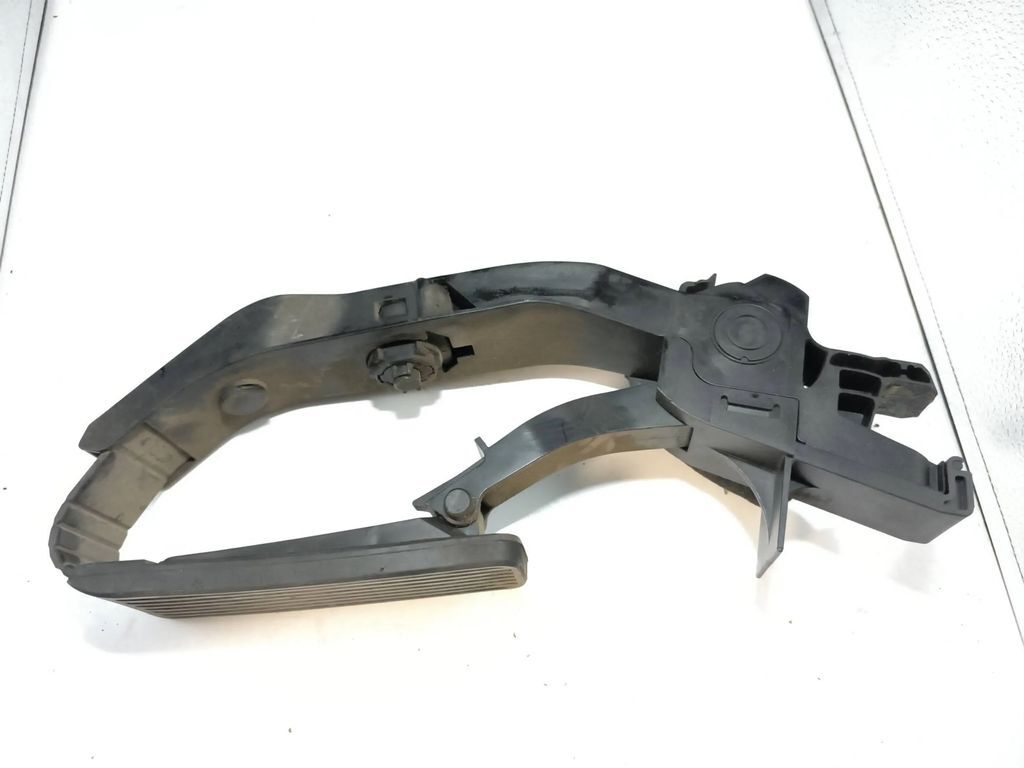 Mercedes-Benz E W211 2003 LHD accelerator gas throttle pedal A2113000404