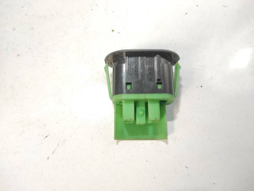 Saab 9-5 2.0T 110kW Petrol 2000 Fuel tank opening switch 4617544