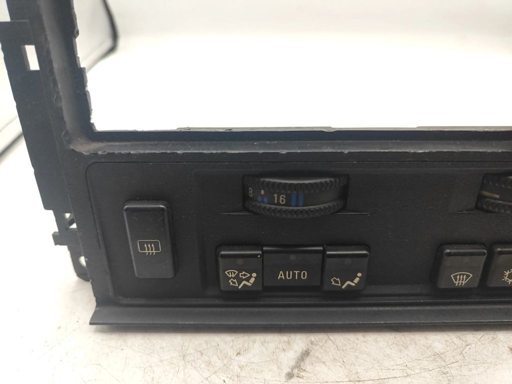 BMW 5 E34 1992 AC Climate control unit module switches 8390170