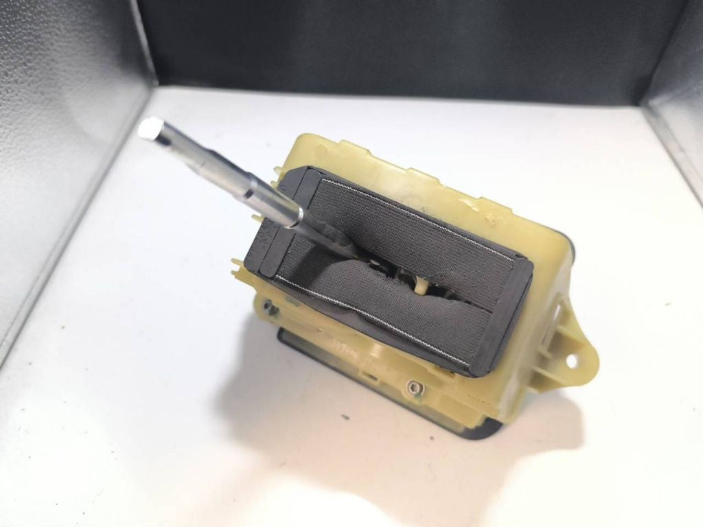 Mercedes-Benz C W204 2011 gear selector shifter A2042677524