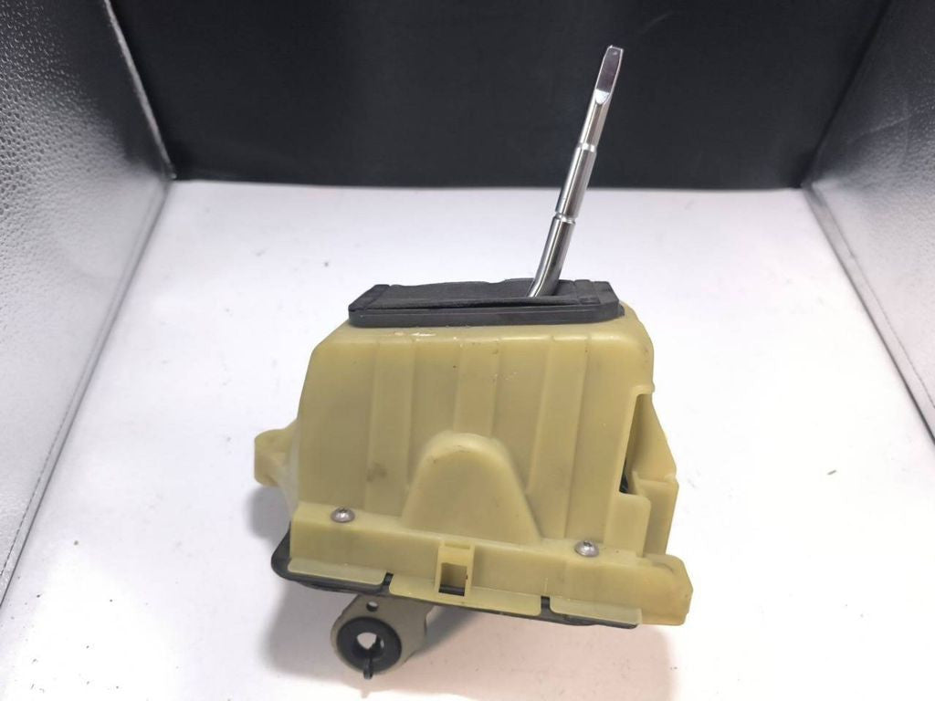 Mercedes-Benz C W204 2011 gear selector shifter A2042677524