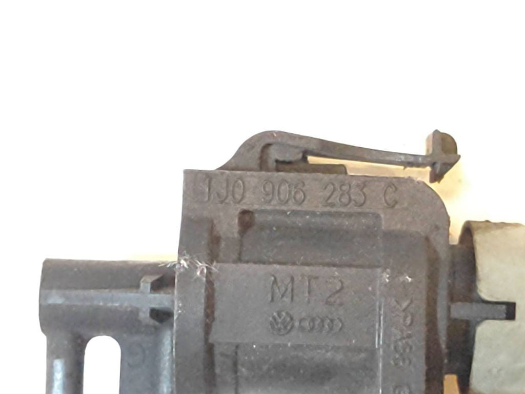Volkswagen PASSAT B6 2006 Turbo solenoid valve 1J0906283C