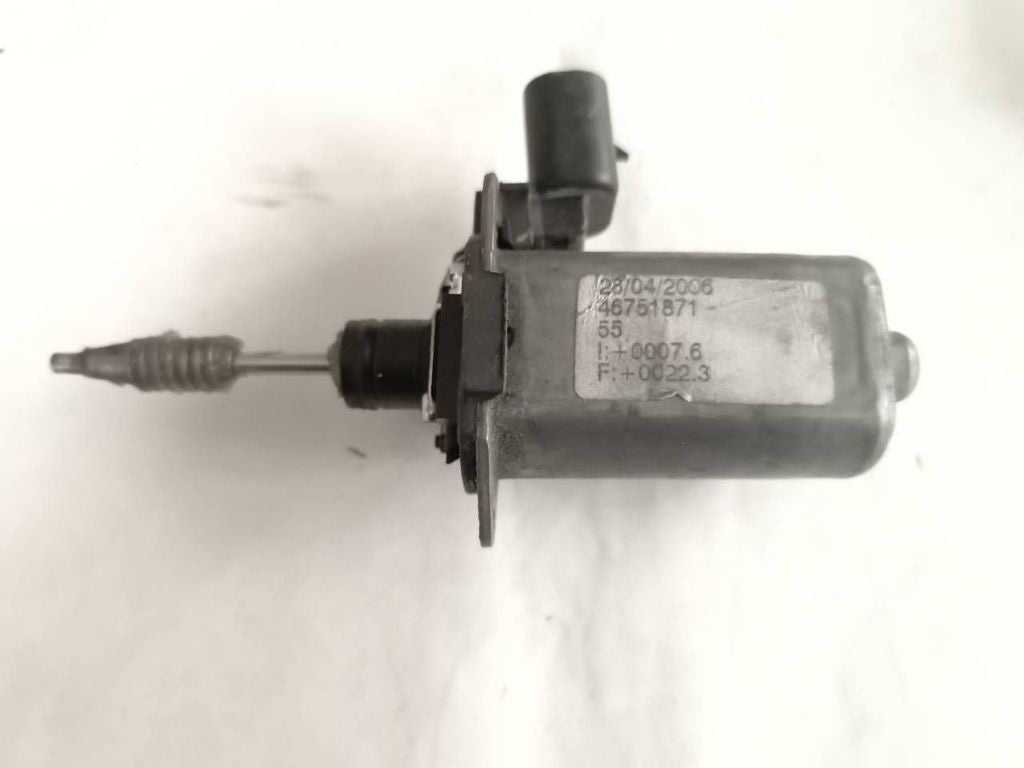 Alfa Romeo 147 1.9JTD 85kW 8V 2005 front left window regulator motor 46751871 