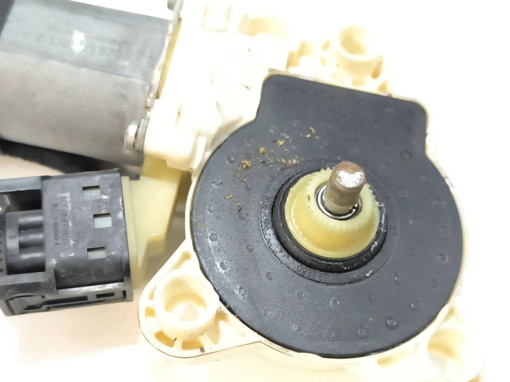 Mercedes-Benz E W211 2003 front left window regulator motor A2118202942 