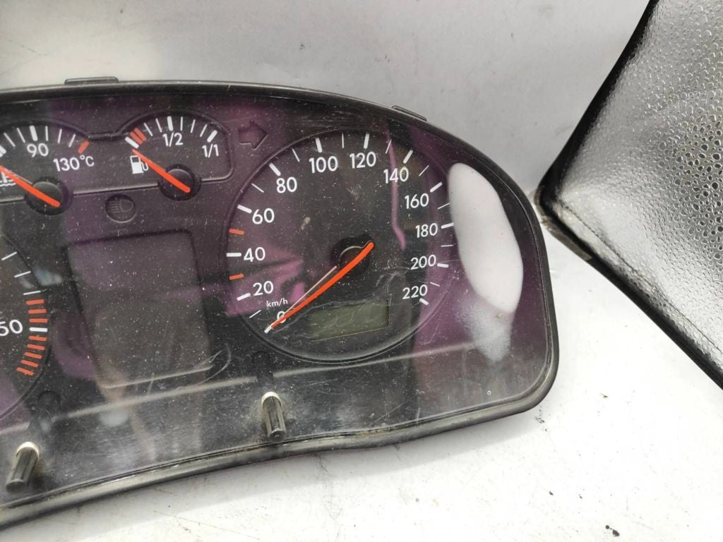 3B0919881N Volkswagen PASSAT B5 TDI 1998 speedometer instrument cluster 