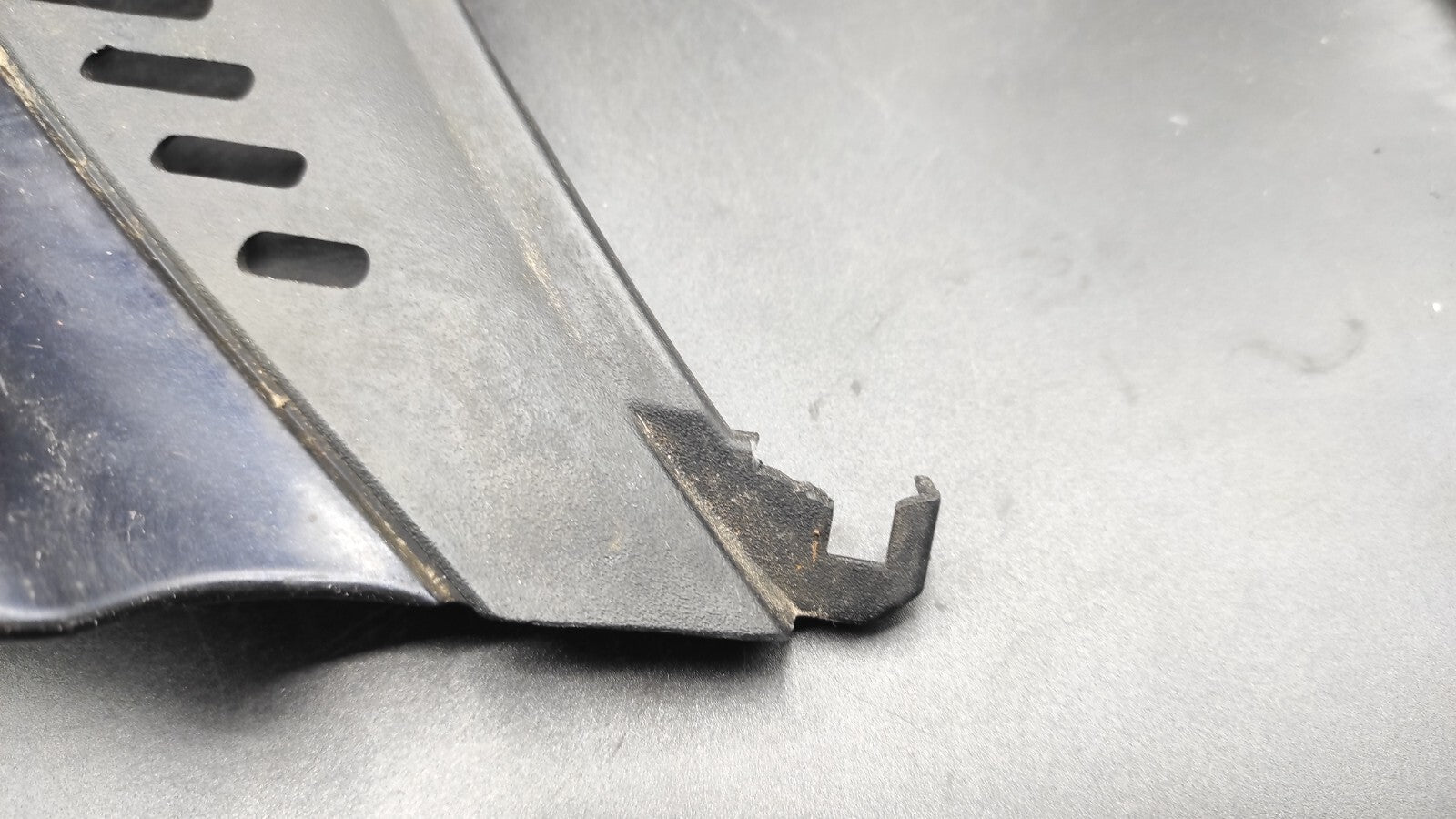 Alfa Romeo 166 2.4JTD 110kW 2002 Front Right Upper Grill 156016559 Blue