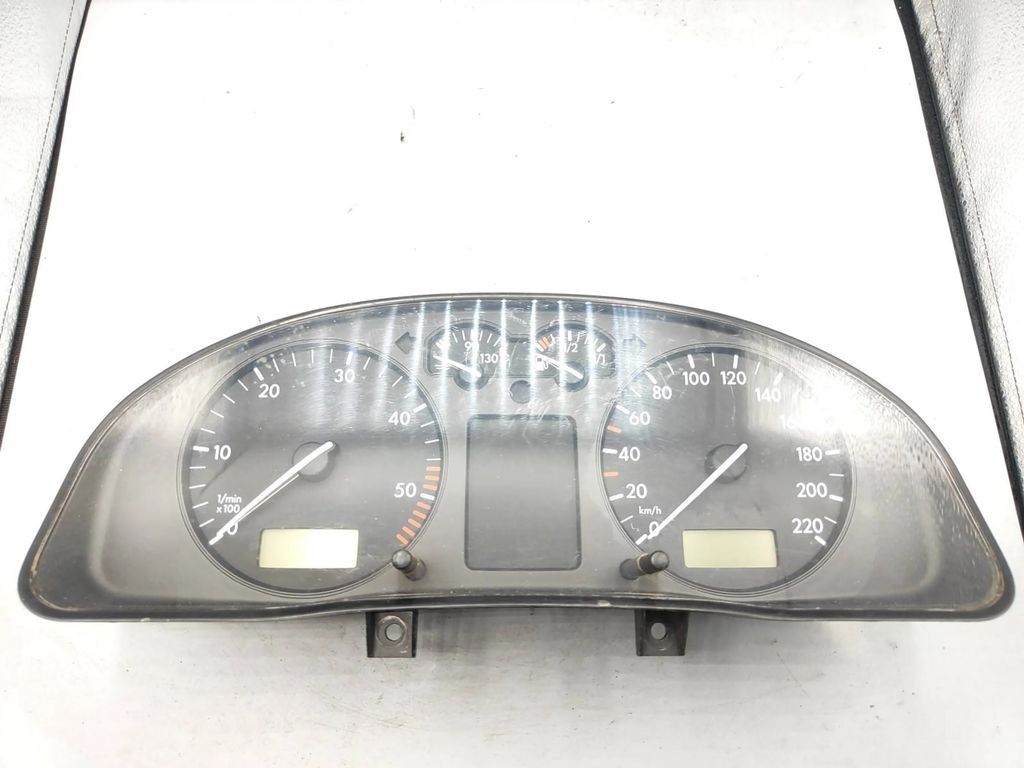 Volkswagen PASSAT B5 1.9TDI 1997 speedometer instrument cluster 3B0919880D 