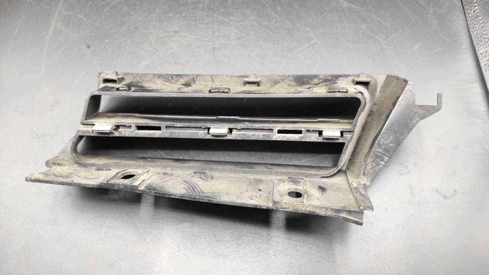 Alfa Romeo 156 2.4JTD 110kW 2002 Front Right Upper Bumper Grill 156017391