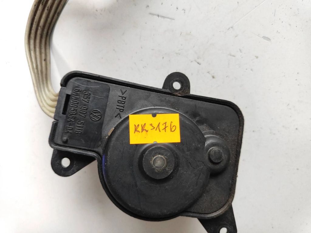 Volkswagen PASSAT B4 1995 Air heater flap actuator motor 357907511B 