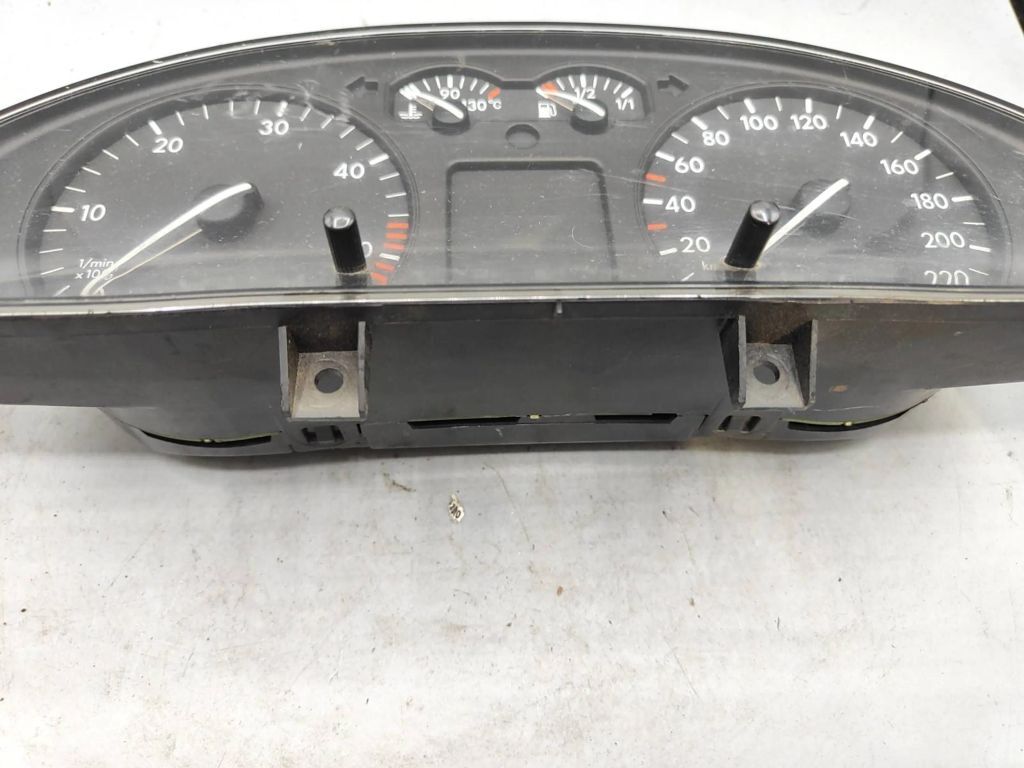 3B0919880D Volkswagen PASSAT B5 1997 speedometer instrument cluster 