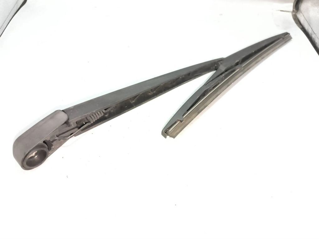 Mazda 3 BM III Hatchback 2014 Rear Windshield Rear wiper blade arm 