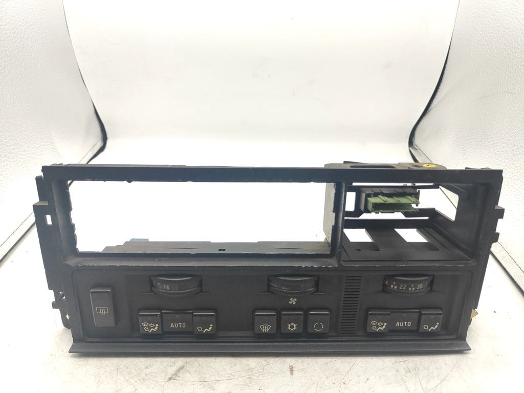 BMW 5 E34 1992 AC Climate control unit module switches 8390170 