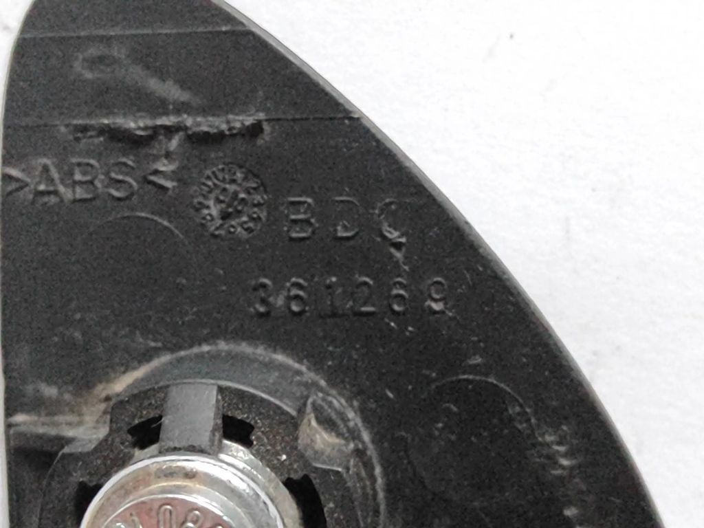 Volkswagen PASSAT B5.5 2001 Diesel Fuel tank opening switch 1J0959833A 