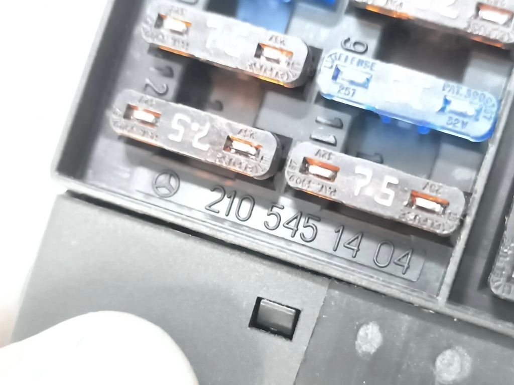 Mercedes-Benz E W210 1996 Light switch 2105451404 