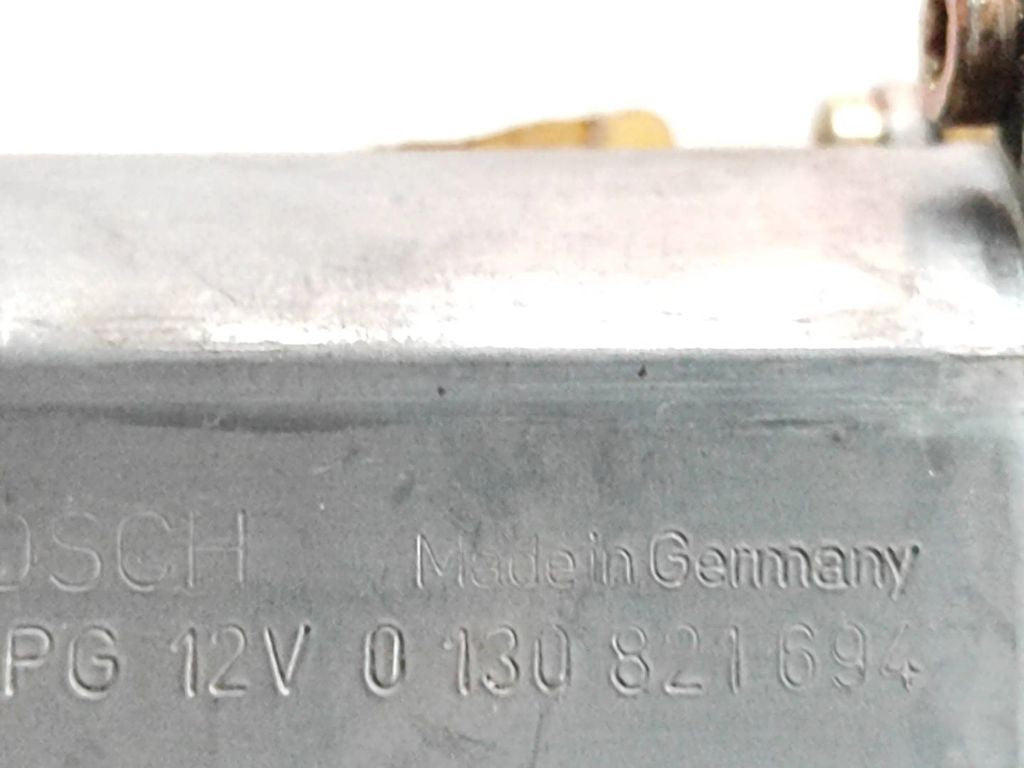 Volkswagen VW PASSAT B5 1998 front right window regulator motor 0130821694 