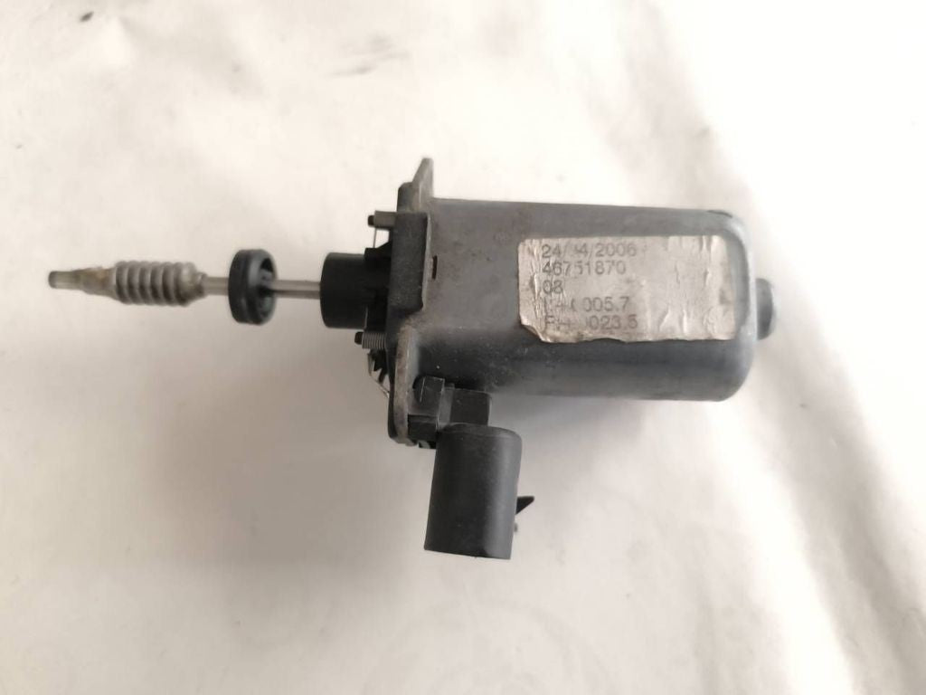 Alfa Romeo 147 1.9JTD 85kW 8V 2005 front right window regulator motor 46751870 