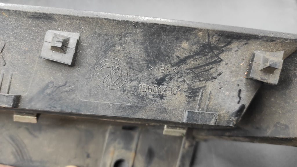 Alfa Romeo 156 2.4JTD 110kW 2002 Front Right Upper Bumper Grill 156017391