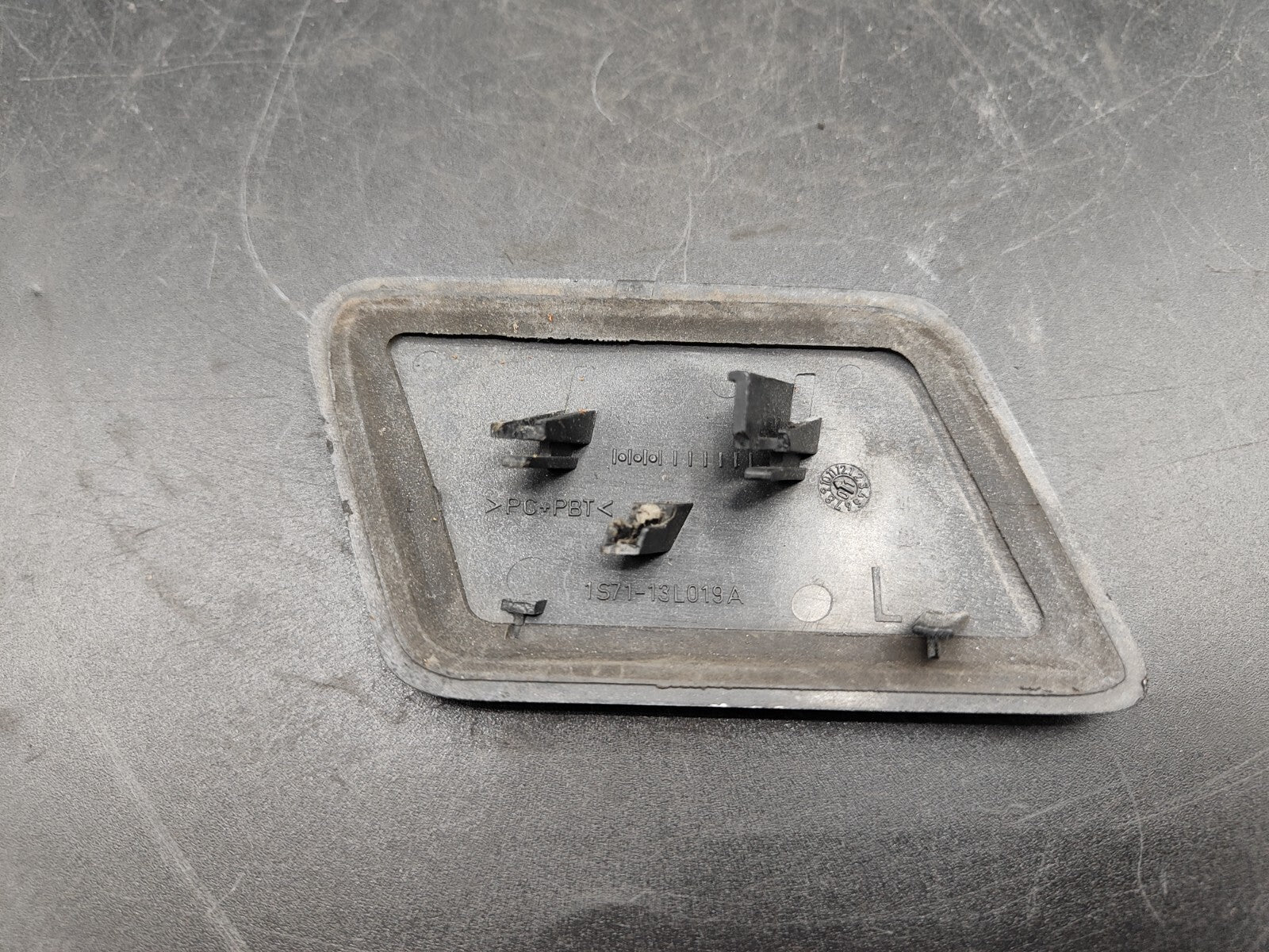 Ford Mondeo MK3 2.5 V6 2004 Front Bumper Spray Nozzle Jet Cover 1S7113L019A