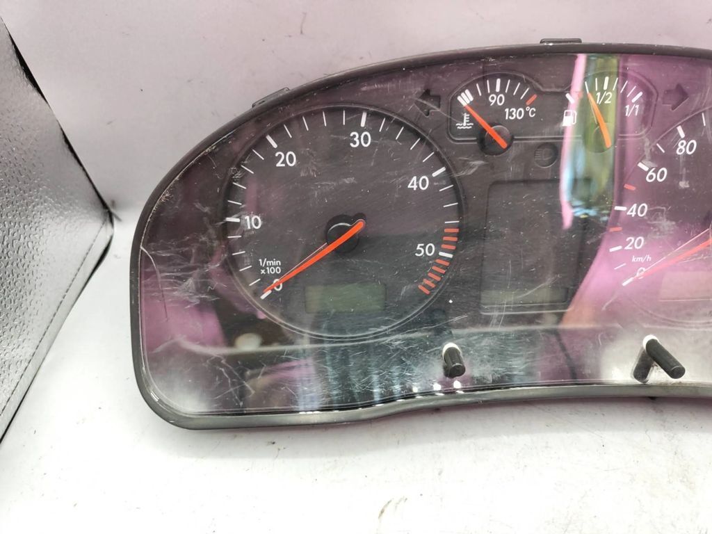  Volkswagen PASSAT B5 1.9 1999 speedometer instrument cluster 3B1919860D