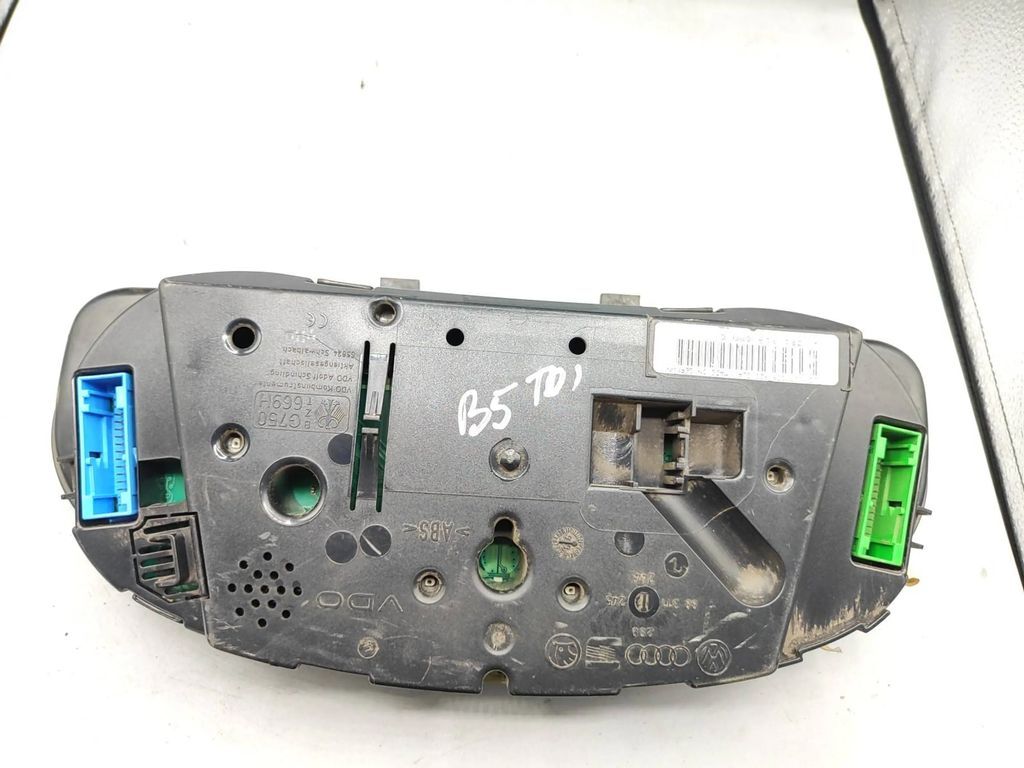 Volkswagen PASSAT B5 TDI 1998 speedometer instrument cluster 3B1919880C 