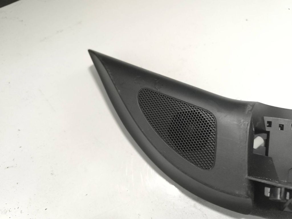 Volkswagen Golf V 2003 Front right side door speaker tweeter trim