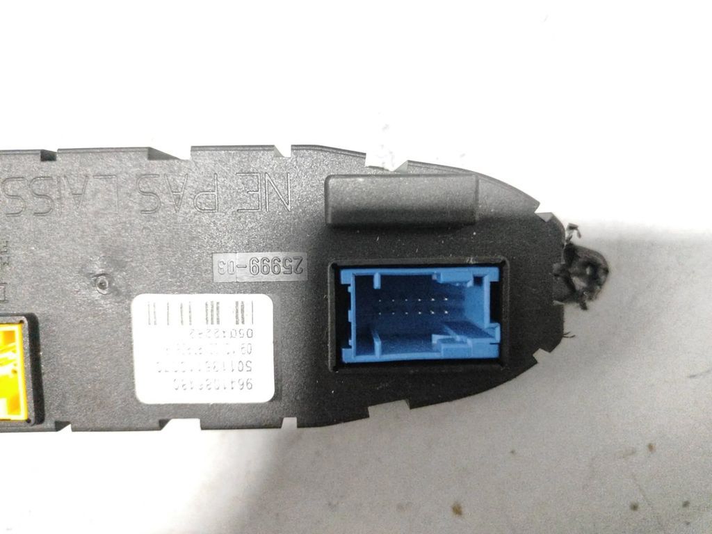 Peugeot 607 2.2i 116kW 2001 Comfort convenience body module 9641086480 