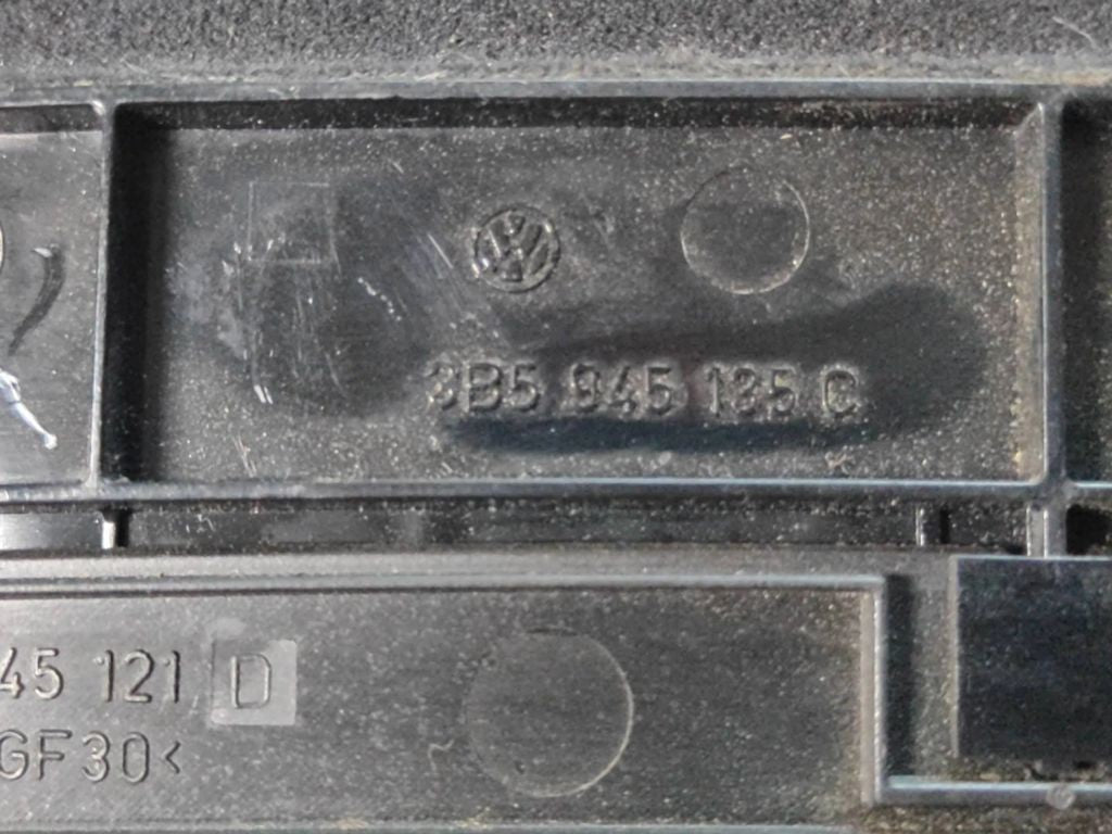 Volkswagen PASSAT B5 1998 Third brake center stop light 3B5945135C 