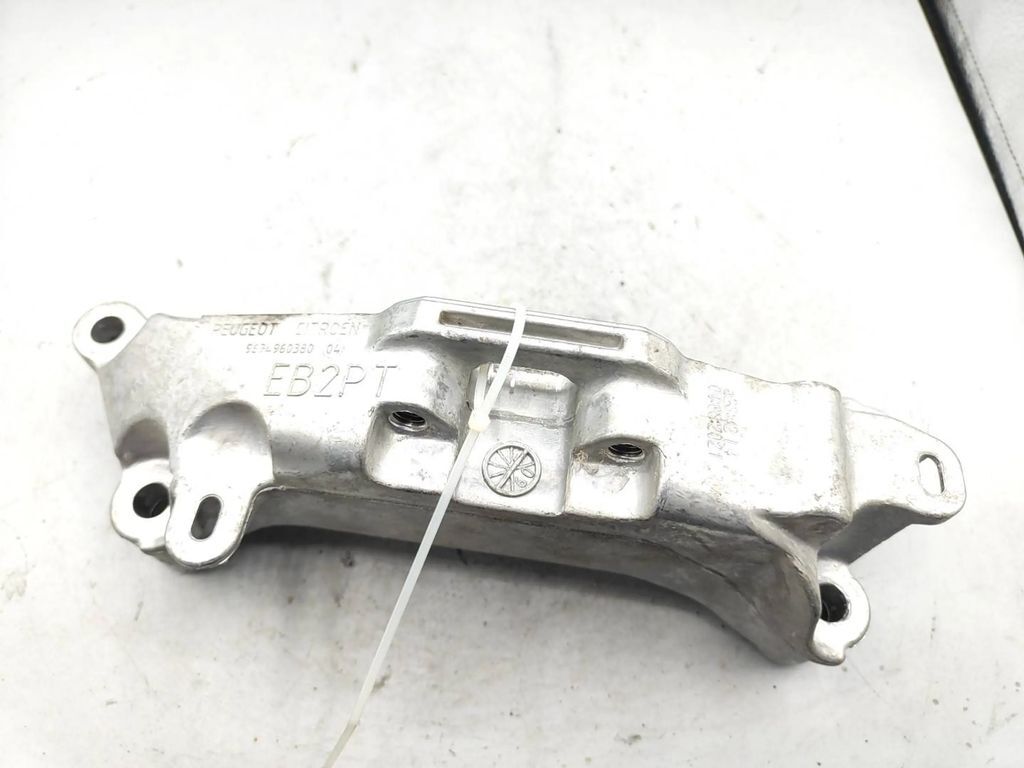Peugeot 308 1.2i 2007 Petrol Engine mounting bracket 9674960380