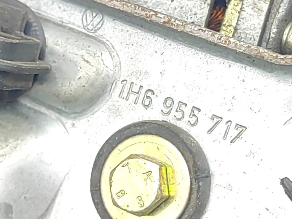 Volkswagen Golf III 1995 Rear windshield glass wiper motor 1H6955717 