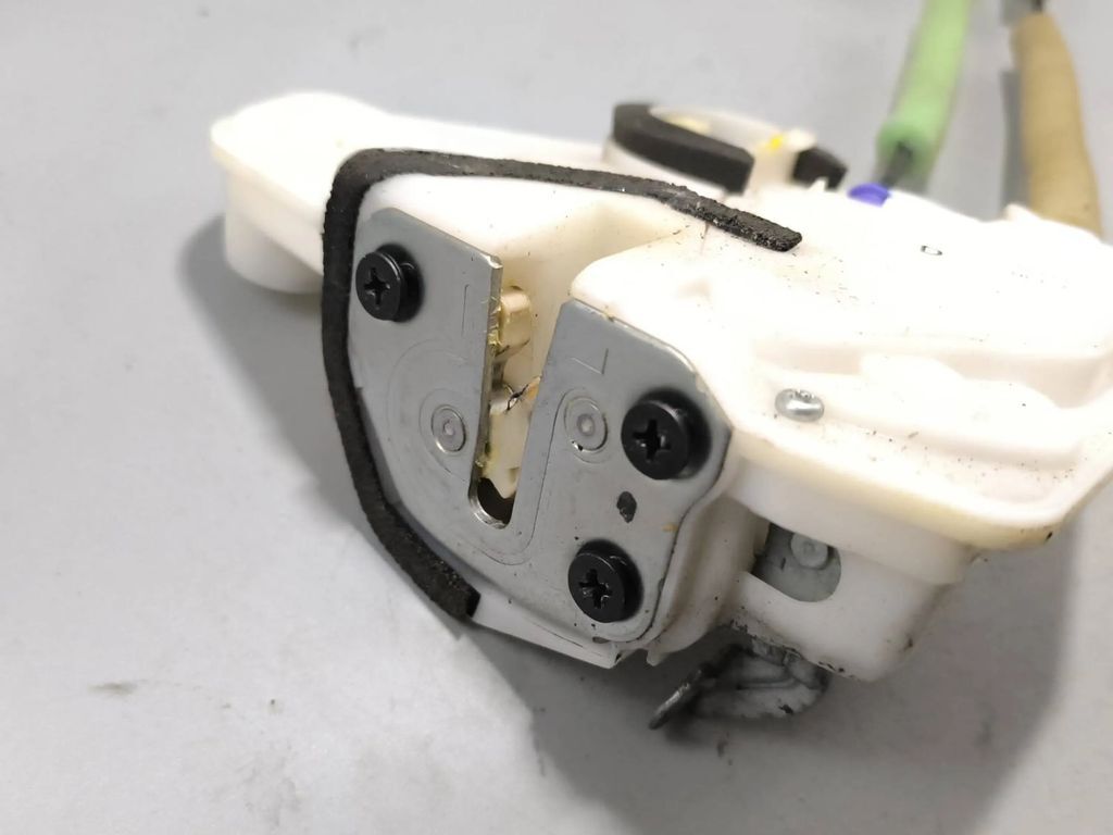 Mazda 3 BM III Hatchback 2014 RHD front left door lock BLE9 