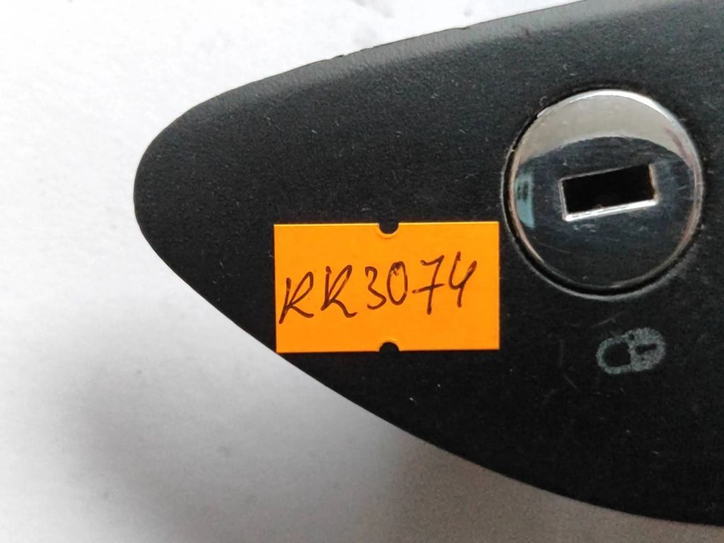 Volkswagen PASSAT B5.5 2001 Diesel Fuel tank opening switch 1J0959833A 