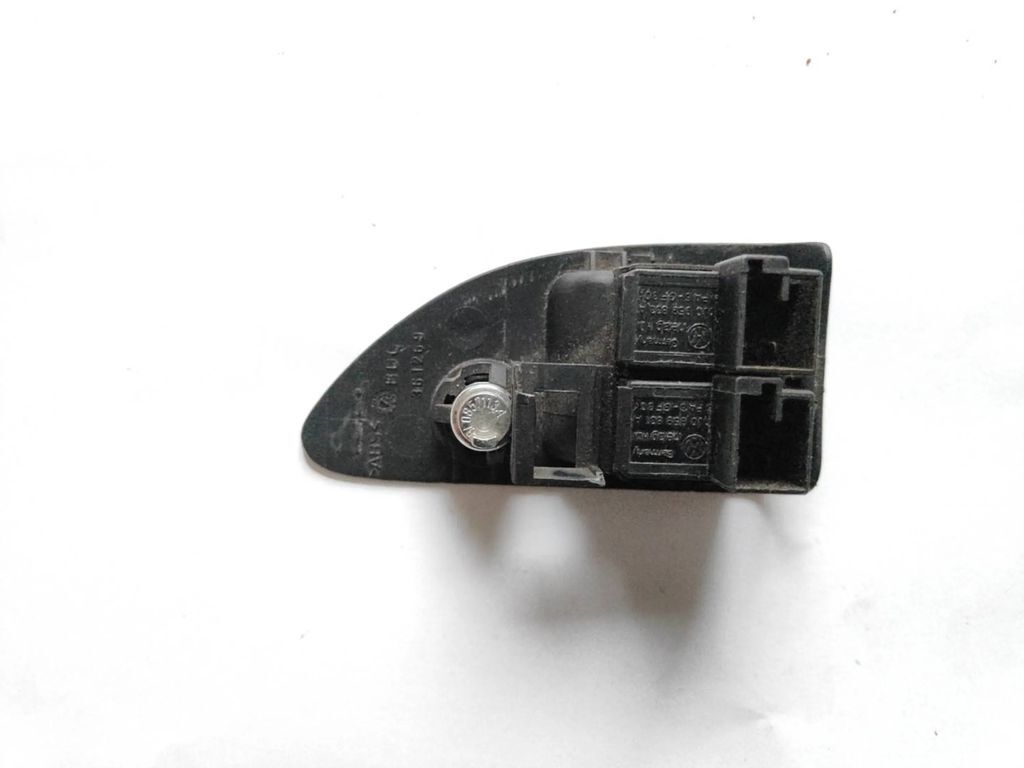 Volkswagen PASSAT B5.5 2001 Diesel Fuel tank opening switch 1J0959833A 