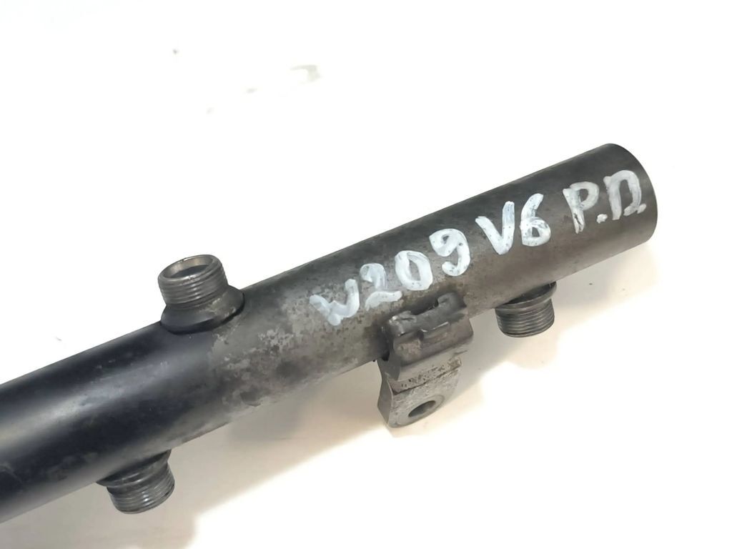 Mercedes-Benz E W211 2005 Diesel V6 Right fuel rail line pipe A6420700695 