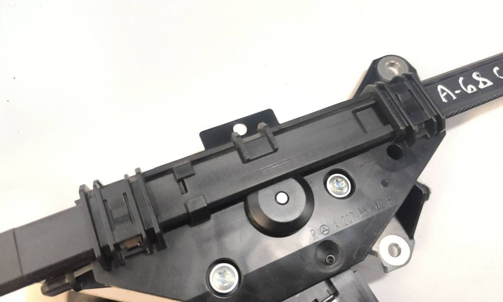 Mercedes-Benz E C207 W207 2010 Right Seat belt adjustment motor A2078600282